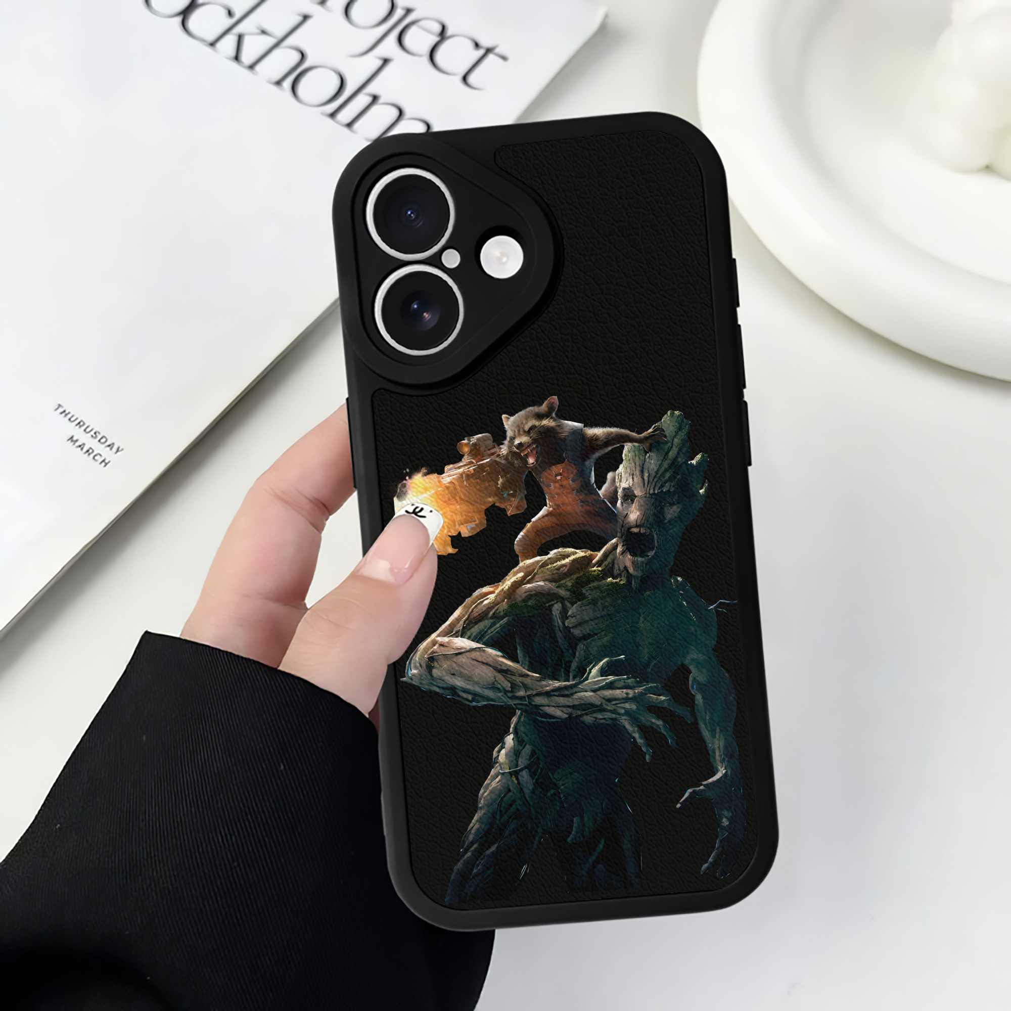 （画像用） アベンジャーズ The Avengers 【iPhone 16シリーズ対応】シリコンスマホケース（レザー調） 材質：シリコン